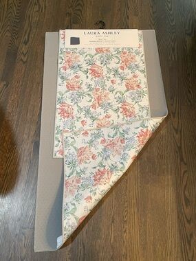 Laura Ashley Sherbourne floral bath mat/accent rug set - Brand new
